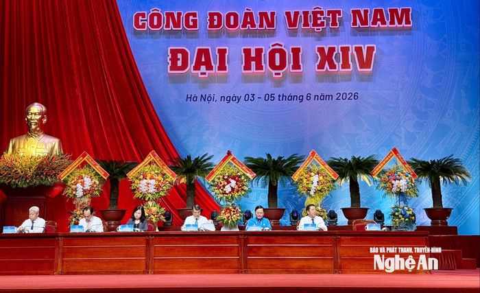 Thủ tướng Chính phủ Lê Minh Hưng và các Bộ trưởng, lãnh đạo Tổng Liên đoàn Lao động Việt Nam chủ trì đối thoại. Ảnh: An Nhân