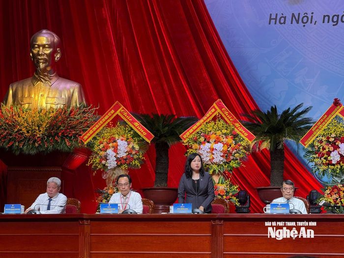 Bộ trưởng Bộ Y tế Đào Hồng Lan trả lời về vấn đề khám sức khỏe định kỳ cho người lao động. Ảnh: An Nhân