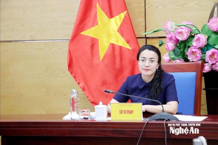Đồng chí Hoàng Thị Thu Trang - Ủy viên Ban Chấp hành Đảng bộ tỉnh, Giám đốc Sở Tư pháp chủ trì tại điểm cầu Nghệ An