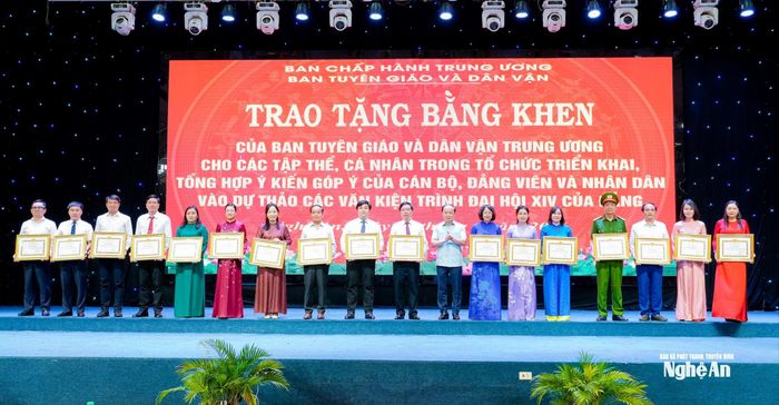 Đồng chí Phạm Tất Thắng - Ủy viên Trung ương Đảng, Phó Trưởng ban Thường trực Ban Tuyên giáo và Dân vận Trung ương trao Bằng khen của Ban Tuyên giáo và Dân vận Trung ương cho các tập thể. Ảnh: Phạm Bằng