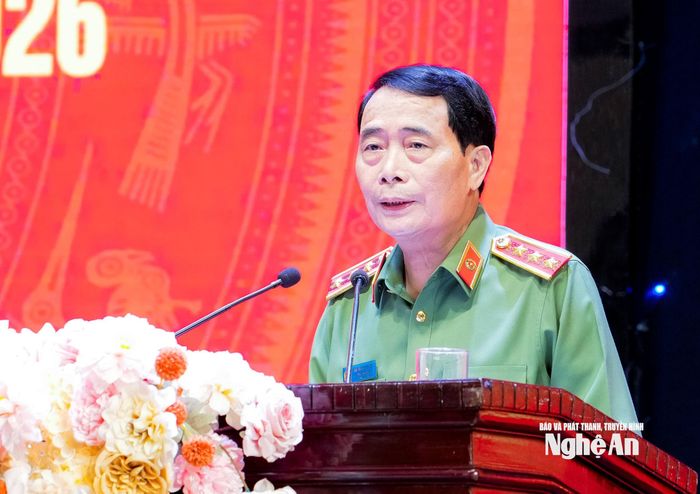 Thượng tướng Lê Quốc Hùng - Ủy viên Trung ương Đảng, Phó Bí thư Đảng ủy Công an Trung ương, Thứ trưởng Bộ Công an trình bày chuyên đề: Những chủ trương lớn của Đảng ủy Công an Trung ương về công tác bảo vệ an ninh quốc gia, giữ gìn trật tự an toàn xã hội, xây dựng Đảng, xây dựng lực lượng công an nhân dân trong kỷ nguyên mới. Ảnh: Phạm Bằng