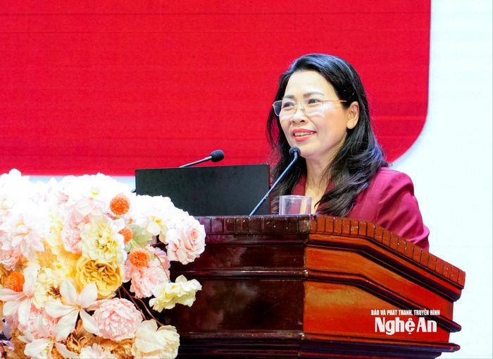 Đồng chí Phạm Thu Hà - Vụ trưởng Vụ nghiên cứu - Dư luận xã hội, Ban Tuyên giáo và Dân vận Trung ương trình bày chuyên đề: Một số vấn đề chung về công tác dư luận xã hội. Ảnh: Phạm Bằng