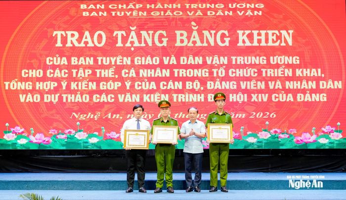 Đồng chí Phạm Tất Thắng - Ủy viên Trung ương Đảng, Phó Trưởng ban Thường trực Ban Tuyên giáo và Dân vận Trung ương trao Bằng khen của Ban Tuyên giáo và Dân vận Trung ương cho các cá nhân. Ảnh: Phạm Bằng
