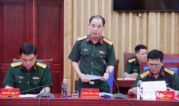 Đại tá Hoàng Đình Luân - Phó Chỉ huy trưởng, Tham mưu trưởng Bộ Chỉ huy Quân sự tỉnh Nghệ An phát biểu tại hội nghị. Ảnh: Thái Dương