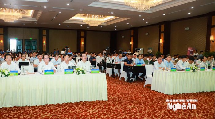 Các đồng chí lãnh đạo Bộ Nông nghiệp và Môi trường, tỉnh Nghệ An và các đại biểu dự diễn đàn. Ảnh: Thành Duy