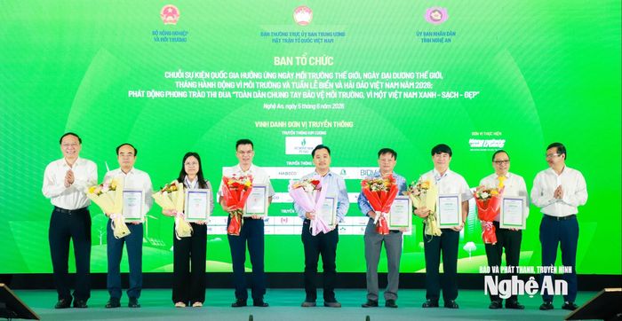 Lãnh đạo Bộ Nông nghiệp và Môi trường trao Giấy chứng nhận, biểu trưng tri ân các đơn vị đồng hành. Ảnh: Thành Duy