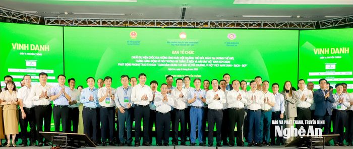 Các đồng chí lãnh đạo Bộ Nông nghiệp và Môi trường, tỉnh Nghệ An và các đại biểu chụp ảnh lưu niệm. Ảnh: Thành Duy