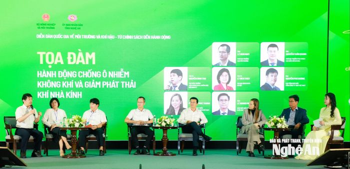 Các chuyên gia, nhà quản lý, doanh nghiệp trao đổi, thảo luận với chủ đề: “Hành động chống ô nhiễm không khí và giảm phát thải khí nhà kính". Ảnh: Thành Duy
