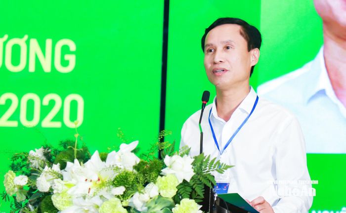 Phó Giám đốc Sở Nông nghiệp và Môi trường Nghệ An Nguyễn Duy Nhật trình bày tham luận với chủ đề: “Kết quả nổi bật trong công tác bảo vệ môi trường ở địa phương và một số kiến nghị sửa đổi, bổ sung Luật Bảo vệ môi trường 2020”. Ảnh: Thành Duy