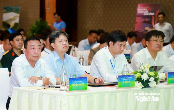 Phó Chủ tịch UBND tỉnh Nghệ An Nguyễn Văn Đệ và các đại biểu dự diễn đàn. Ảnh: Thành Duy