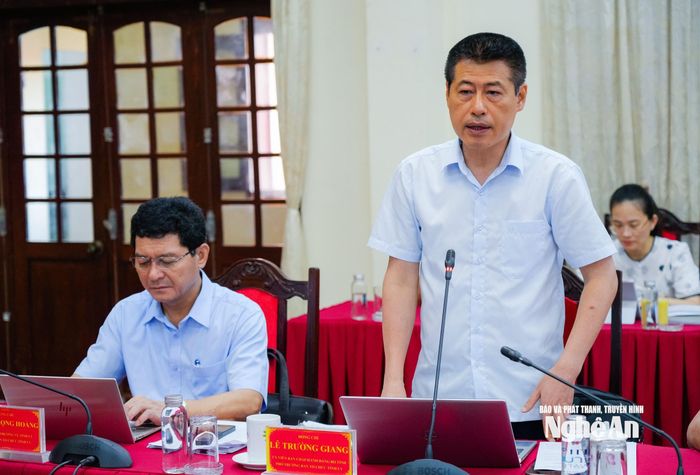 Đồng chí Lê Trường Giang - Ủy viên Ban Chấp hành Đảng bộ tỉnh, Phó Trưởng Ban Tổ chức Tỉnh ủy báo cáo phương án xây dựng hệ thống đánh giá, xếp loại đối với cán bộ thuộc diện Ban Thường vụ Tỉnh ủy quản lý. Ảnh: TL