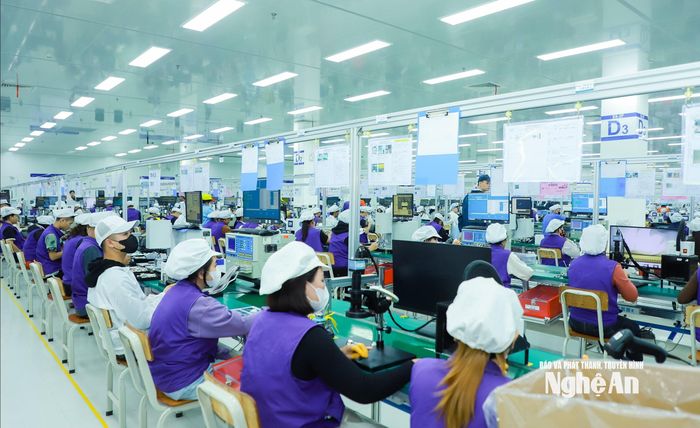 Công nhân làm việc tại nhà máy của Tập đoàn Luxshare -ICT tại KCN VSIP. Ảnh: Thành Duy