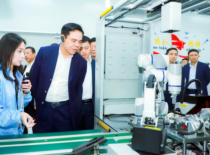 Phó Bí thư Tỉnh ủy, Chủ tịch UBND tỉnh Võ Trọng Hải tham quan dây chuyền sản xuất tự động hóa của Công ty Luxshare - ICT tại KCN VSIP. Ảnh: Thành Duy