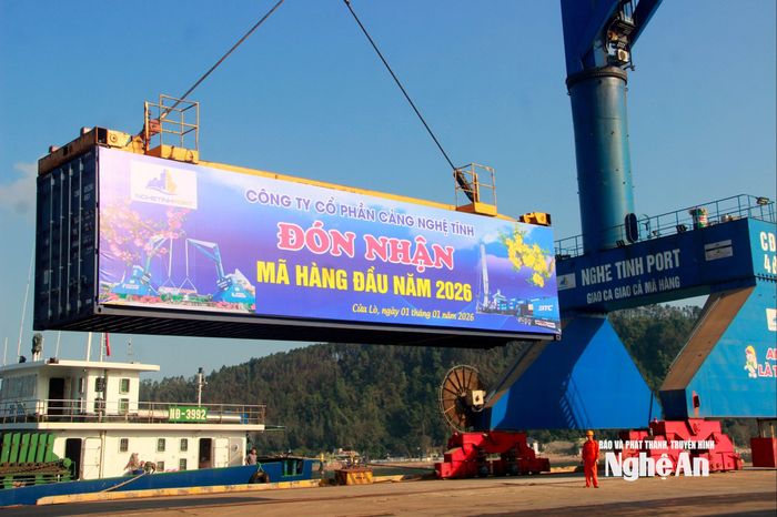 Xuất nhập khẩu hàng hóa qua Cảng Cửa Lò.