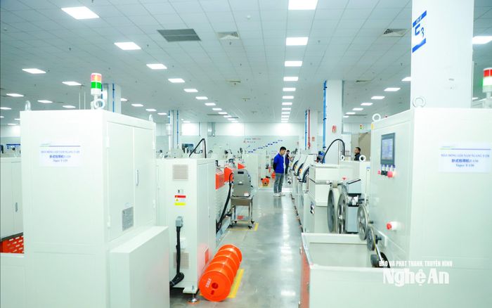 Dây chuyền sản xuất tự động hóa tại nhà máy của Công ty Luxshare - ICT tại KCN VSIP. Ảnh: Thành Duy