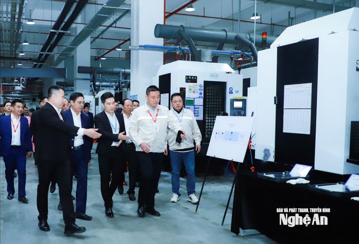 Phó Bí thư Tỉnh ủy, Chủ tịch UBND tỉnh Võ Trọng Hải tham quan dây chuyền sản xuất của Công ty TNHH Công nghệ Everwin Precision (Việt Nam) tại KCN VSIP. Ảnh: Thành Duy