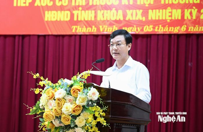 Đại biểu HĐND tỉnh Phạm Tuấn Vinh - Ủy viên Ban Chấp hành Đảng bộ tỉnh, Phó Bí thư Đảng ủy UBND tỉnh phát biểu tiếp thu kiến nghị của cử tri. Ảnh: Thành Cường