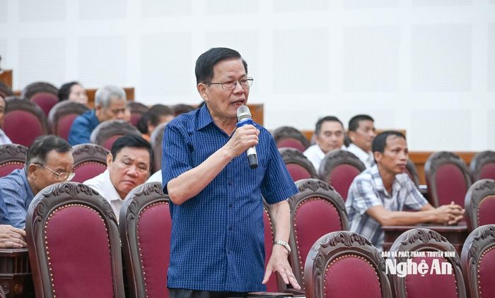 Cử tri Nguyễn Đức Dinh ở khối 20 Hưng Bình, phường Thành Vinh kiến nghị ngành giáo dục nghiên cứu, mở thêm lớp, giảm áp lực thi cử lên học sinh, phụ huynh. Ảnh: Thành Cường