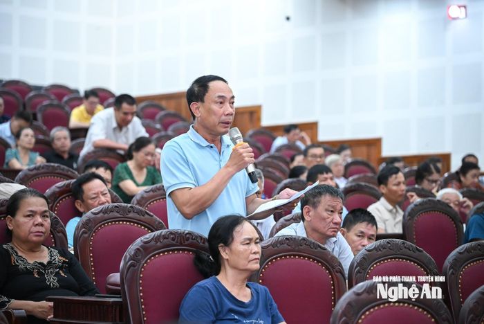Ông Nguyễn Hồng Quang - cử tri phường Thành Vinh phản ánh tình trạng quá tải hạ tầng lưới điện tại các khu dân cư. Ảnh: Thành Cường