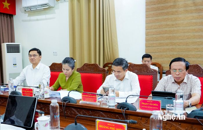 Các đồng chí Thường trực Tỉnh ủy, lãnh đạo các sở, ban dự phiên họp. Ảnh: Phạm Bằng
