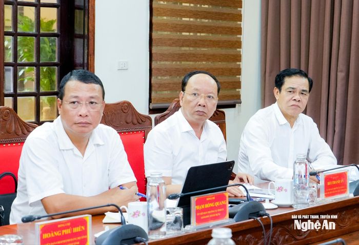 Các đồng chí Thường trực Tỉnh ủy, lãnh đạo UBND tỉnh, các sở, ban dự phiên họp. Ảnh: Phạm Bằng