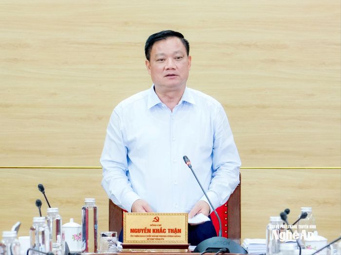 Đồng chí Nguyễn Khắc Thận - Bí thư Tỉnh ủy, Trưởng đoàn ĐBQH tỉnh phát biểu kết luận. Ảnh: Phạm Bằng