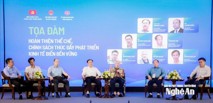 Các chuyên gia, nhà khoa học, quản lý thảo luận, đề xuất giải pháp hoàn thiện thể chế phát triển kinh tế biển nhằm phục vụ quá trình sửa đổi Luật Tài nguyên, môi trường biển và hải đảo. Ảnh: Thành Duy