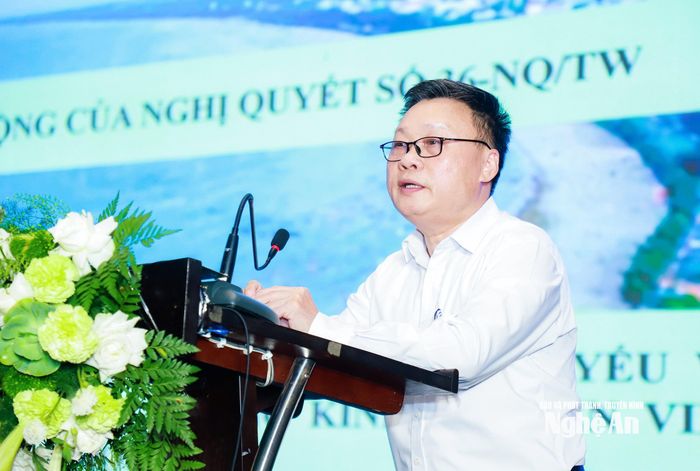 Đồng chí Vũ Mạnh Hùng - Vụ trưởng Vụ Kinh tế ngành, Ban Chính sách, Chiến lược Trung ương phát biểu tại hội thảo. Ảnh: Thành Duy