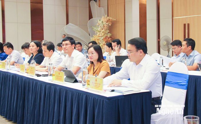 Các đồng chí lãnh đạo tỉnh và các sở, ngành tham gia phiên giải trình. Ảnh: Mai Hoa