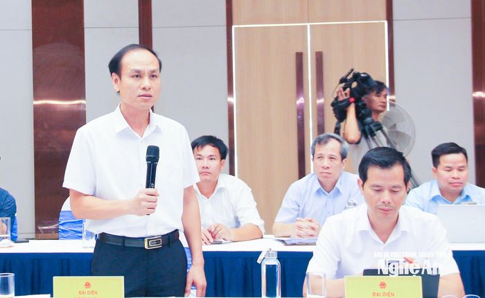 Đồng chí Nguyễn Hồng Tuấn - Phó Giám đốc Sở Tài chính giải trình làm rõ việc bố trí kinh phí thực hiện các chính sách. Ảnh: Mai Hoa