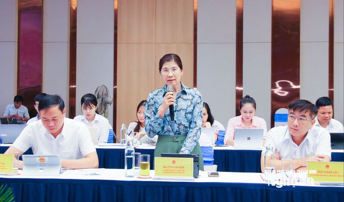 Đồng chí Lô Thị Kim Ngân - Trưởng ban Dân tộc, HĐND tỉnh nêu một số vấn đề cần làm rõ liên quan đến chậm trễ trong triển khai chính sách bố trí ổn định dân cư. Ảnh: Mai Hoa