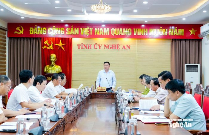 Đồng chí Nguyễn Khắc Thận - Ủy viên Trung ương Đảng, Bí thư Tỉnh ủy, Trưởng đoàn ĐBQH tỉnh chủ trì phiên họp Thường trực Tỉnh ủy. Ảnh: Phạm Bằng
