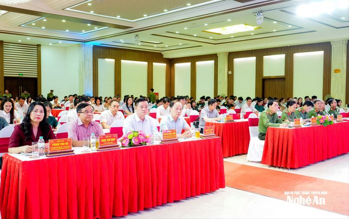 Các đồng chí lãnh đạo Ban Tuyên giáo và Dân vận Trung ương, Đảng ủy Công an Trung ương, tỉnh Nghệ An dự hội nghị. Ảnh: Phạm Bằng