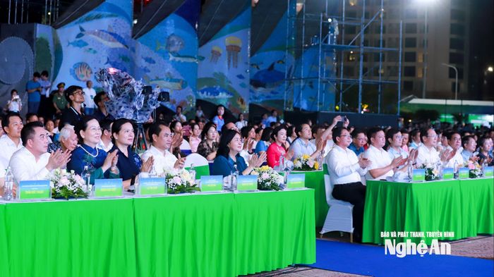 Các đồng chí lãnh đạo Trung ương, tỉnh Nghệ An và các đại biểu xem Chương trình nghệ thuật đặc biệt với chủ đề “Biển Việt Nam - Hành trình không gian xanh”. Ảnh: Thành Duy