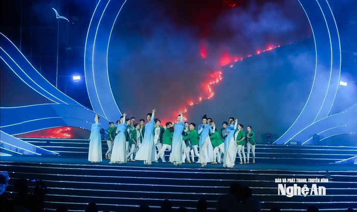 Tiết mục biểu diễn tại Chương trình nghệ thuật đặc biệt với chủ đề “Biển Việt Nam - Hành trình không gian xanh”. Ảnh: Thành Duy