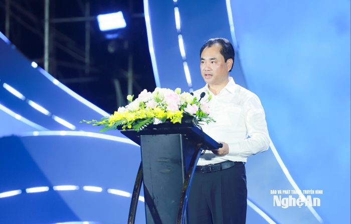 Bộ trưởng Bộ Nông nghiệp và Môi trường Trịnh Việt Hùng phát biểu mở đầu Chương trình nghệ thuật đặc biệt với chủ đề “Biển Việt Nam - Hành trình không gian xanh”. Ảnh: Thành Duy