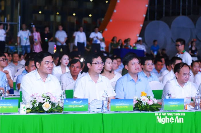 Các đồng chí lãnh đạo Trung ương, tỉnh Nghệ An xem Chương trình nghệ thuật đặc biệt với chủ đề “Biển Việt Nam - Hành trình không gian xanh”. Ảnh: Thành Duy