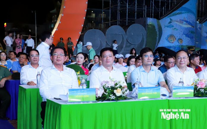 Phó Thủ tướng Chính phủ Hồ Quốc Dũng và Bí thư Tỉnh ủy Nghệ An Nguyễn Khắc Thận cùng các đại biểu xem Chương trình nghệ thuật đặc biệt với chủ đề “Biển Việt Nam - Hành trình không gian xanh”. Ảnh: Thành Duy