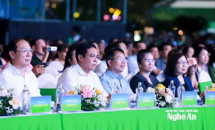 Các đồng chí lãnh đạo Trung ương, tỉnh Nghệ An xem Chương trình nghệ thuật đặc biệt với chủ đề “Biển Việt Nam - Hành trình không gian xanh”. Ảnh: Thành Duy