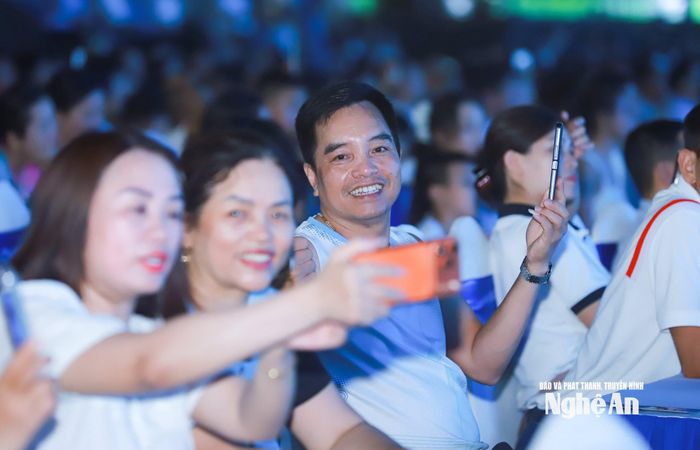Khán giả lưu lại kỷ niệm khi xem Chương trình nghệ thuật đặc biệt với chủ đề “Biển Việt Nam - Hành trình không gian xanh”. Ảnh: Thành Duy