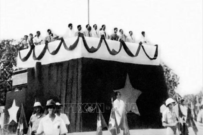 Ngày 2/9/1945, tại Quảng trường Ba Đình – Hà Nội, Chủ tịch Hồ Chí Minh đọc “Tuyên ngôn Độc lập”, tuyên bố sự ra đời của nước Việt Nam Dân chủ Cộng hòa. Ảnh: Tư liệu TTXVN