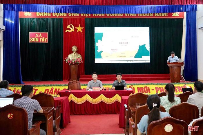 Thường trực Đảng ủy xã Sơn Tây tổ chức gặp mặt xin ý kiến các đồng chí nguyên lãnh đạo và tổ chức hội nghị cốt cán về dự thảo phương án sắp xếp thôn.