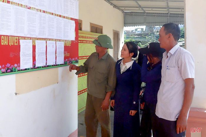 Xã Can Lộc niêm yết dự thảo phương án sắp xếp thôn tại 39/39 nhà văn hóa thôn.