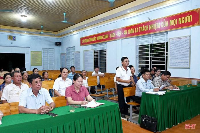 Chi bộ tổ dân phố Bắc Thượng, phường Hà Huy Tập sinh hoạt thường kỳ và họp bàn về phương án sắp xếp tổ dân phố.