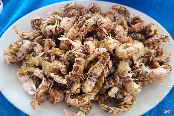 Thành quả sau buổi trải nghiệm được chế biến thành các món ăn dân dã. Dù kích thước nhỏ nhưng tôm có vị ngọt tự nhiên, trở thành món quà thú vị sau những giờ vui chơi trên bãi cát. Tuy vậy, bố mẹ cần theo sát, nhắc nhở để giúp các con có trải nghiệm an toàn.