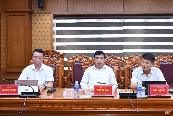 Các đồng chí lãnh đạo tỉnh Hà Tĩnh dự hội nghị.