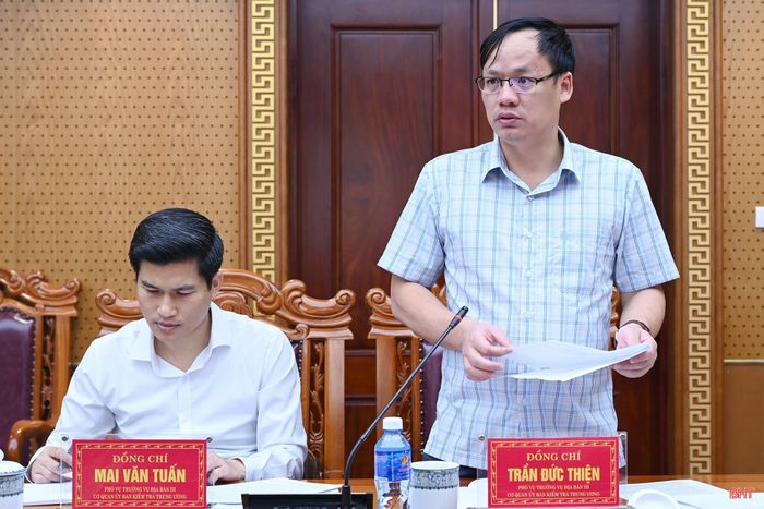 Đồng chí Trần Đức Thiện - Phó Vụ trưởng Vụ địa bàn III, Cơ quan UBKT Trung ương công bố quyết định giám sát.