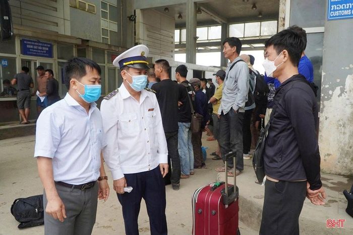 Người nhập cảnh qua Cửa khẩu Quốc tế Cầu Treo đều được giám sát chặt chẽ.