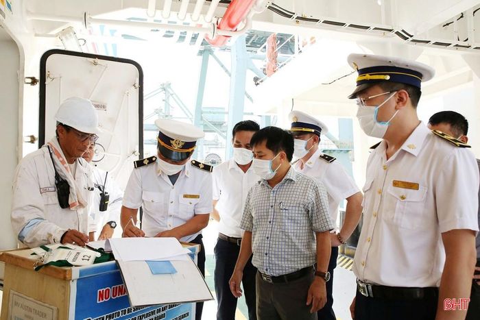 Lực lượng chức năng phối hợp chặt chẽ, giám sát các tàu nhập cảnh vào bến cảng.