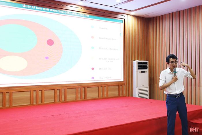 Đại diện Trung tâm Ứng phó sự cố và An toàn hóa chất (Cục Hóa chất) phổ biến những nội dung quan trọng của Luật Hóa chất năm 2025.